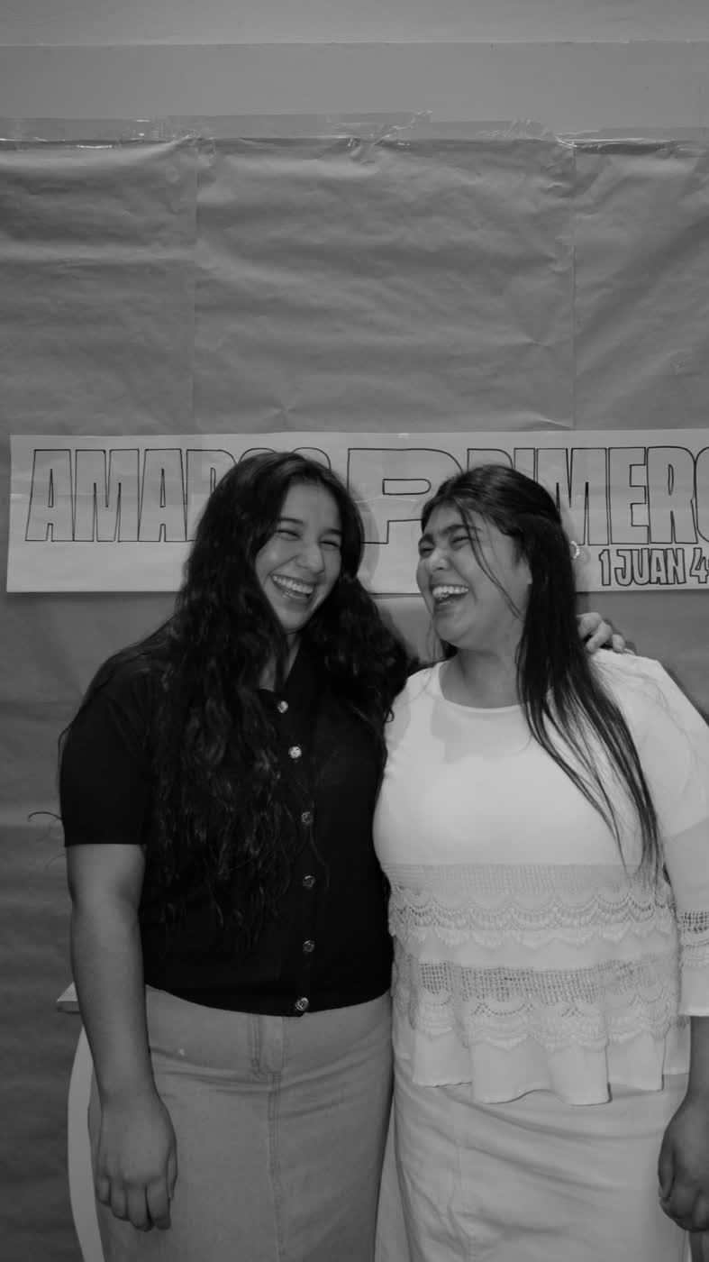 Dos jóvenes de la iglesia compartiendo un momento de amistad